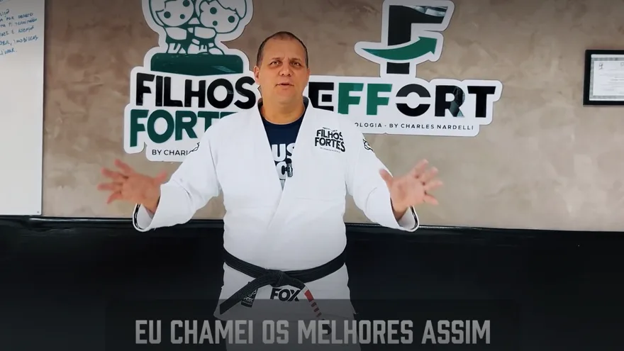 Charles Nardelli na abertura do congresso, de kimono, com a legenda queimada &ldquo;eu chamei os melhores assim&rdquo;