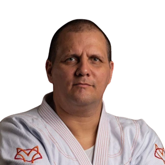 Charles Nardelli de kimono, braços cruzados