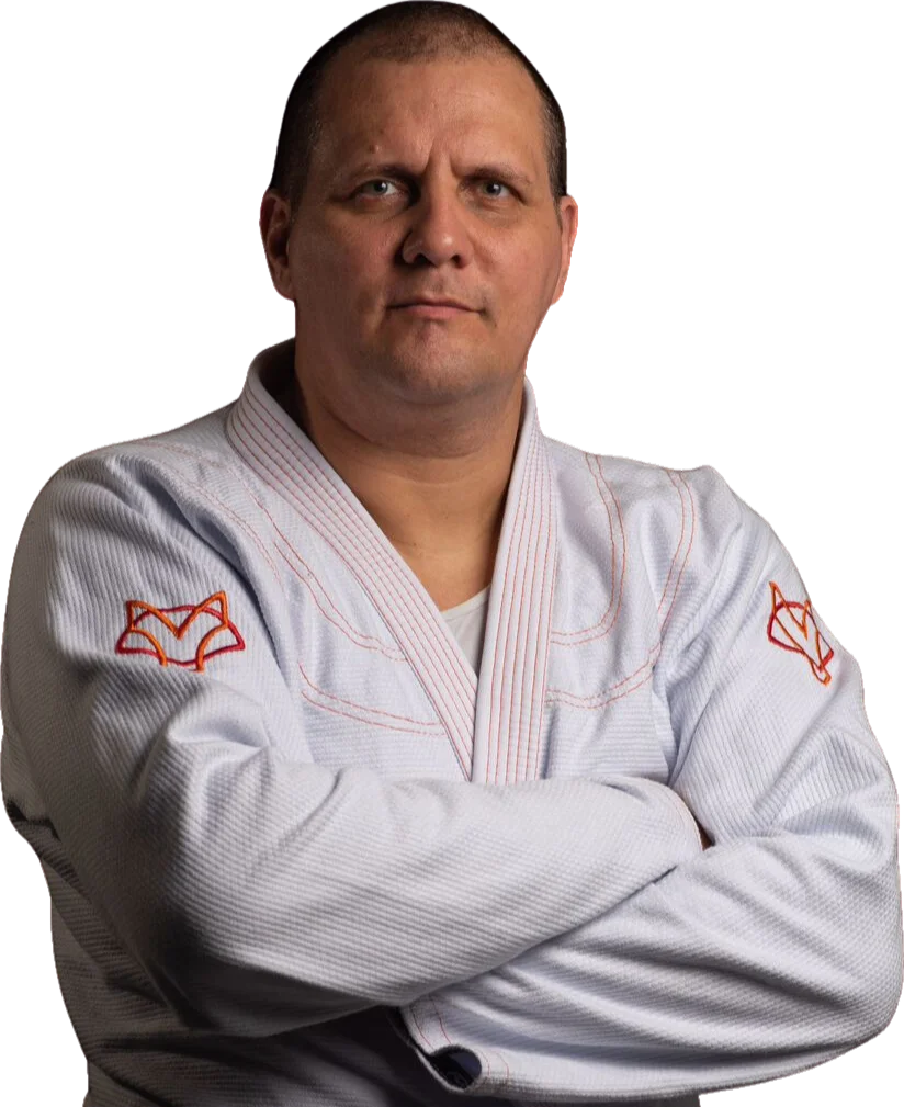 Charles Nardelli de kimono, braços cruzados
